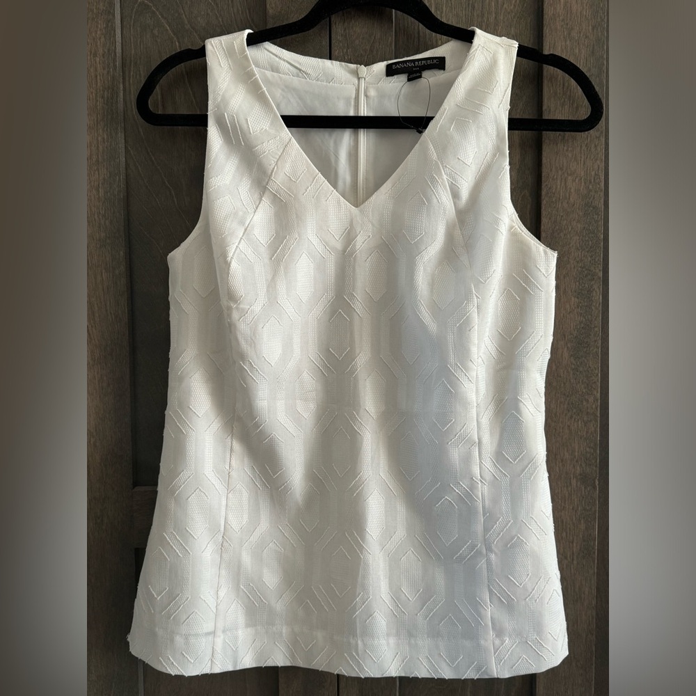 NWOT Banana Republic White Blouse Size 0 With Design